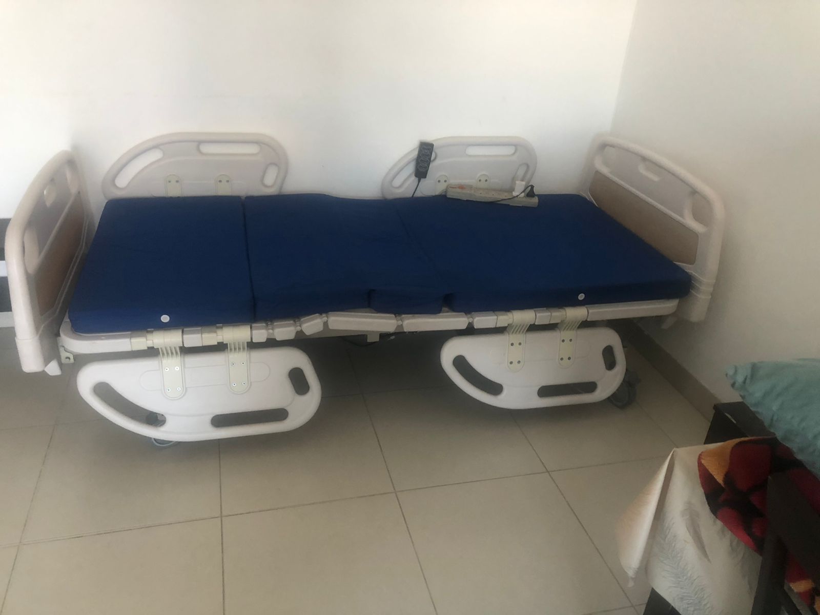 Medical Bed Hospital Bed with Remote Control / Electrical Bed